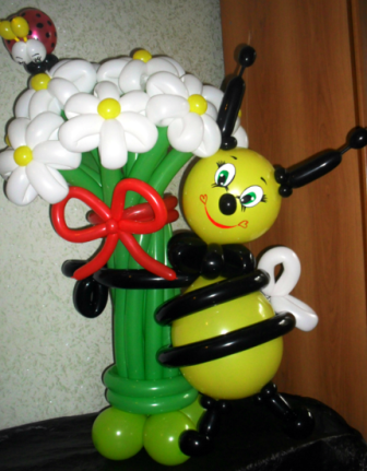 букет из шаров с пчелкой
