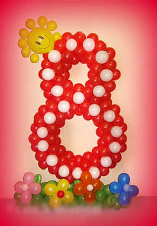 Цифра 8 из воздушных шаров на каркасе